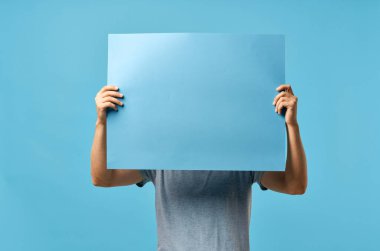 Mavi maket posterci elleri kırpılmış manzara reklamı