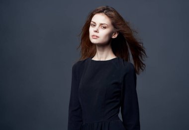 Güzel esmer cazibeli siyah elbise cazibe modeli