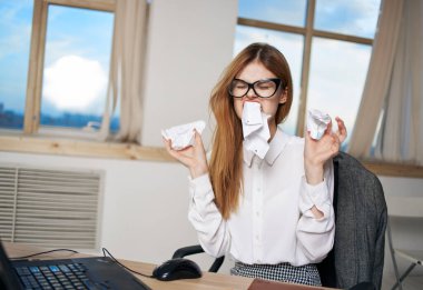 İş kadını sekreteri ofisteki madeni para basar hoşnutsuz duygular elleri