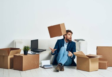 Duygusal iş adamı kutularıyla ofis resmi profesyonel ambalajlama