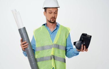 Yansıtıcı yelek ve üç boyutlu sanal gerçeklik gözlüğü takan bir mimar.