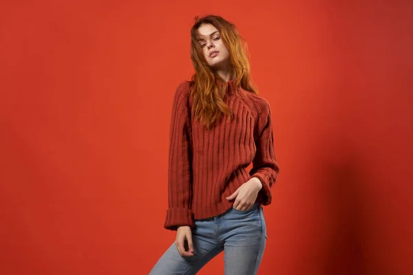 Mujer en suéter rojo y jeans casual desgaste estudio de moda aislado fondo — Foto de Stock