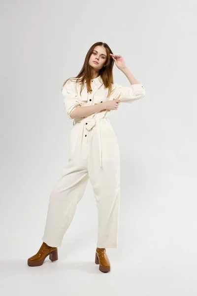 Kvinna i trendiga kläder modern stil vit kostym full längd studio — Stockfoto
