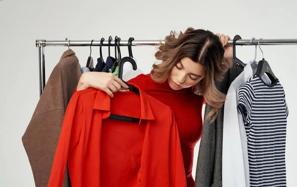 Nő a boltban a ruhák szekrény piros pulóver modell — Stock Fotó