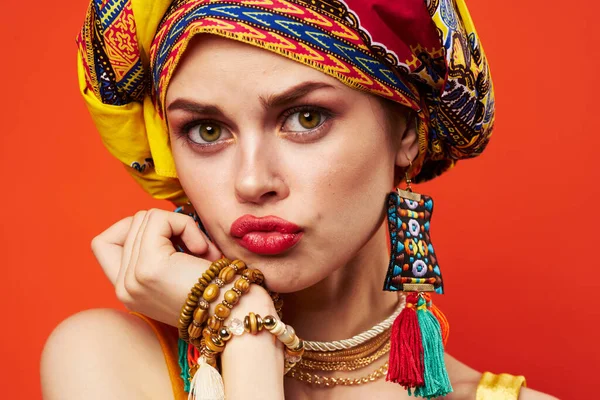 Donna attraente labbra rosse turbante sulla testa decorazione trucco emozioni — Foto Stock