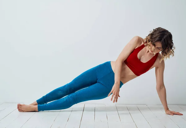 Yoga för nybörjare kvinnor havre leggings trägolv ljus rum — Stockfoto