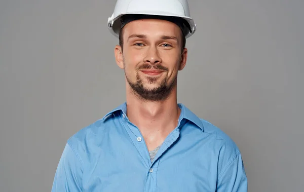Biznesmen w kasku na głowie Architekt budowniczy — Zdjęcie stockowe