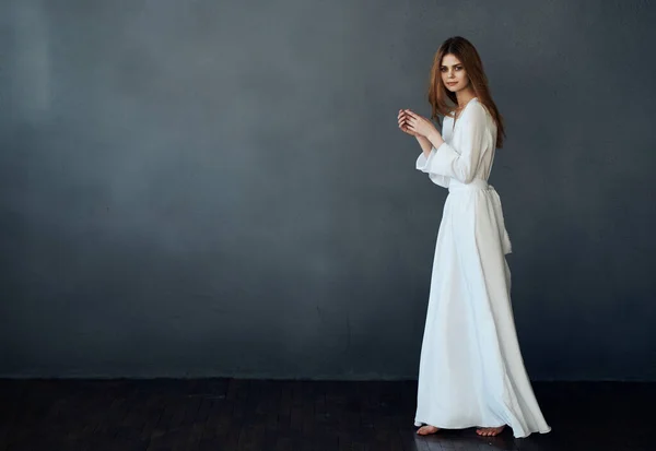 Hermosa mujer en vestido blanco atractivo look encanto de lujo gris fondo modelo — Foto de Stock