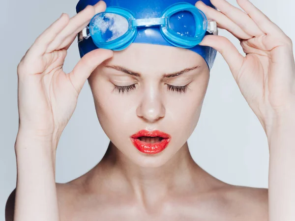 Женщина в очках для купания красные губы макияж модели — стоковое фото