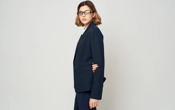 Donna d'affari in abito classico su uno sfondo chiaro Copia Spazio vista ritagliata — Foto Stock