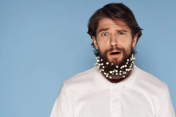 Flores alegres homem em uma barba camisa branca cortada moda vista positiva — Fotografia de Stock