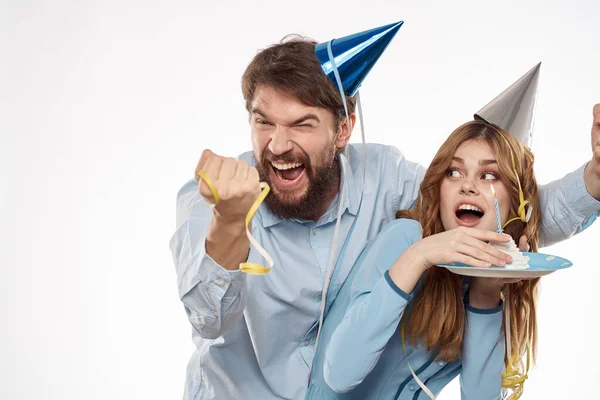 Engraçado homem e mulher feriado aniversário surpresa diversão luz fundo — Fotografia de Stock