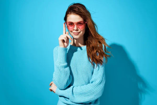 Femme émotionnelle avec des lunettes et pull bleu style de vie casual porter fond bleu — Photo