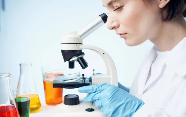 Femme médecin assistant de laboratoire avec microscope recherche élément chimique vaccination — Photo