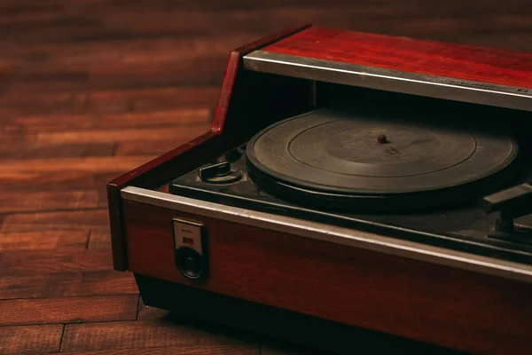 Gramófono rojo tocadiscos vintage nostalgia madera fondo —  Fotos de Stock