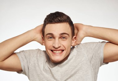 Neşeli, duygusal bir adam, elleri yakın arkaplanda hareket ediyor.