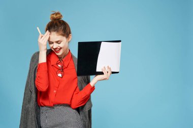 Zarif takım elbiseli bir iş kadını Profesyonel yönetici mavi arka plan