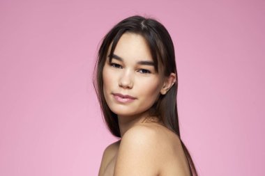 Çıplak omuzlu kadın saç bakım makyajı temiz cilt pembesi