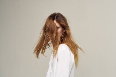 Çekici bir kadın güzel saçlar cazibeli beyaz gömlek moda öğrencisi açık arkaplan