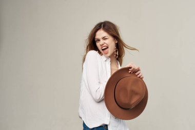 Beyaz gömlekli güzel bir kadın şapkası. Çekici görünüyor.