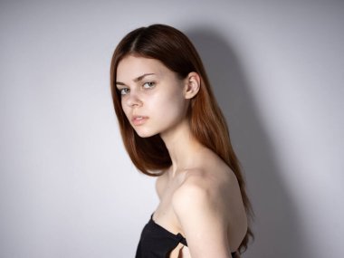 Güzel, çıplak bir kadın, lüks bir portre modeli.