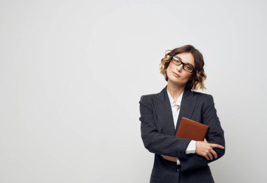 Klasik takım elbiseli kadın kitap, gözlük, finans işi.