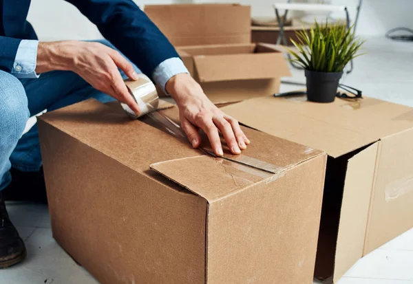 Kartons packen, Dinge sammeln Büroarbeit eines Profis — Stockfoto