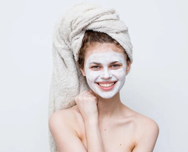 Wanita cantik dengan bahu telanjang handuk di kepala masker wajah perawatan kulit close-up — Stok Foto