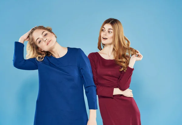 Elegantes mujeres vestido abrazos estilo de vida estudio elegante estilo fondo azul —  Fotos de Stock