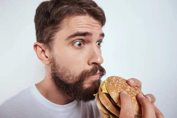 Homem com hambúrguer comer fast food close-up — Fotografia de Stock