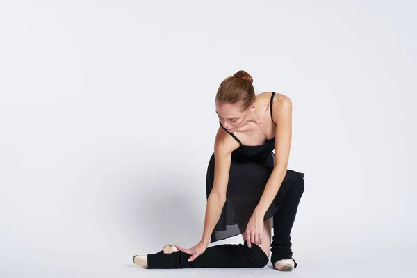 芭蕾舞演员运动表演柔韧轮廓浅色背景 — 图库照片