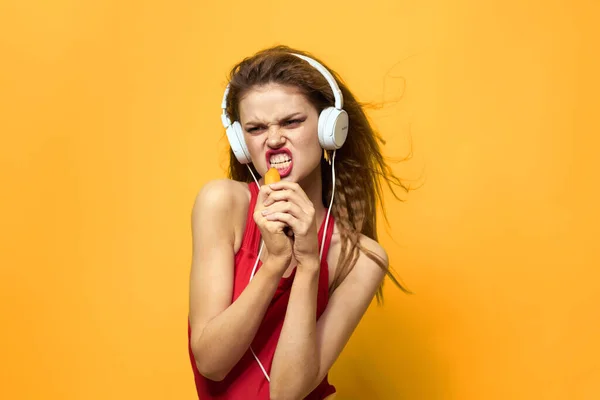 Mujer en auriculares escucha música emociones estilo de vida divertido fondo amarillo —  Fotos de Stock