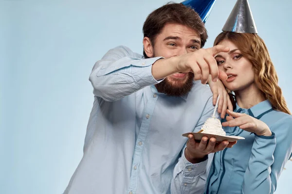 Fête homme et femme gâteau d'anniversaire entreprise amusant fond bleu — Photo