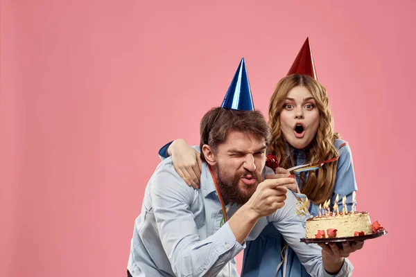 Partido homem e mulher corporativa rosa fundo divertido bolo cap — Fotografia de Stock