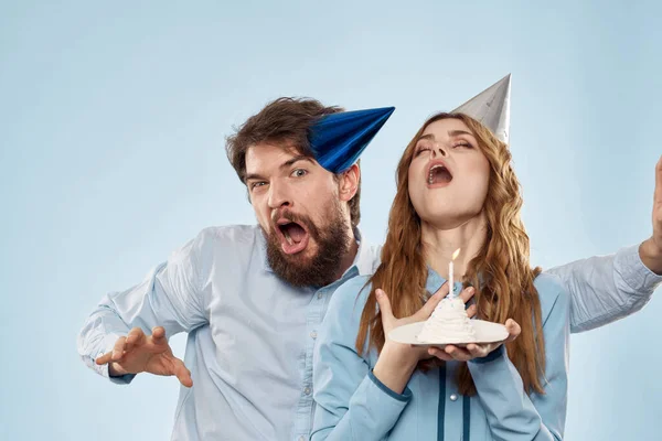 Fête homme et femme gâteau d'anniversaire entreprise amusant fond bleu — Photo