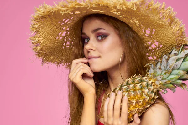 Kvinna i halm hatt på oss frukter kul kosmetika rosa bakgrund — Stockfoto