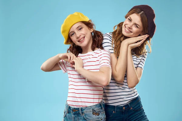 Moda sorelle in cappelli divertente stile di vita blu sfondo studio — Foto Stock