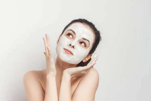 Брюнетка голые плечи крем для лица уход за кожей косметические процедуры спа — стоковое фото