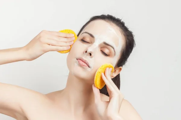 Mulher ombros nus cuidados com a pele facial corte ver procedimento — Fotografia de Stock