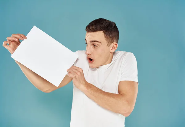 Man Holding Flyer Poster mockup blauwe achtergrond bijgesneden uitzicht — Stockfoto