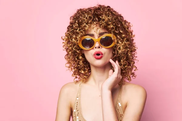 Красивая женщина вьющиеся волосы, солнцезащитные очки, красные губы, привлекательный вид одежды моды — стоковое фото