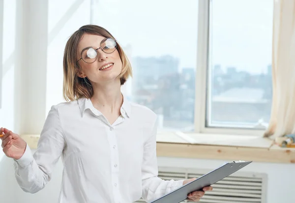 Geschäftsfrau dokumentiert Zimmerattrappe für Fenster im Inneren — Stockfoto