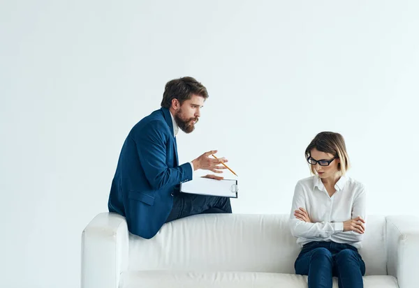 I colleghi di lavoro siedono sul divano comunicando le emozioni interiori dello stile di vita — Foto Stock