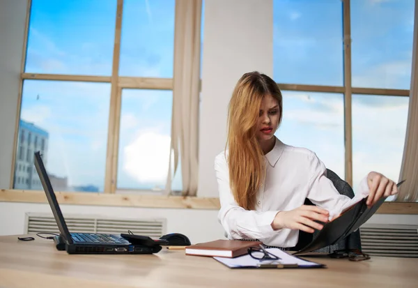 Mulher de negócios secretária de trabalho laptop secretária estilo de vida — Fotografia de Stock