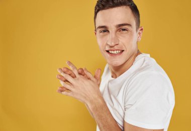 Adam sarı arka planda güler. Keyif duyguları, neşe modeli.