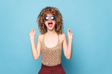 Çekici kadın kıvırcık saçlar, kırmızı dudaklar kahverengi pantolonları büyülüyor. 