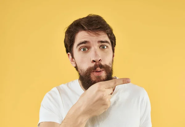 A man in a T-shirt on a yellow background portrait of Copy Space Model — 스톡 사진