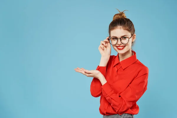 Mulher de negócios camisa vermelha estilo elegante secretária trabalho emoções fundo azul — Fotografia de Stock