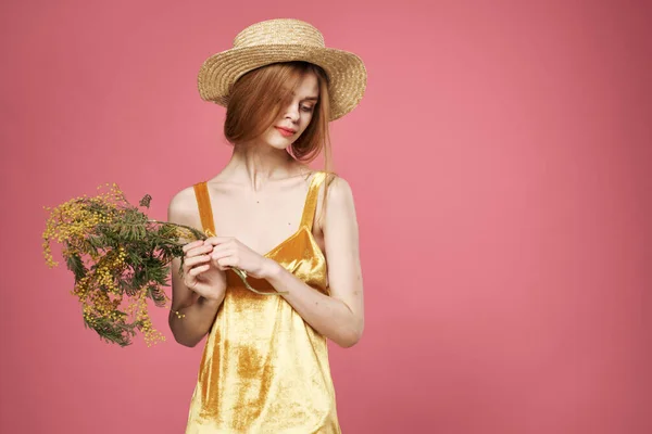 Vacker kvinna i en klänning bukett blommor semester gåva för kvinnors dag — Stockfoto