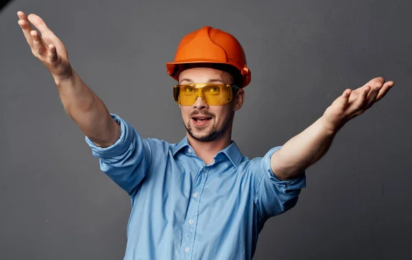 Engenheiro de construção em ferramenta de reparo de chapéus duros — Fotografia de Stock